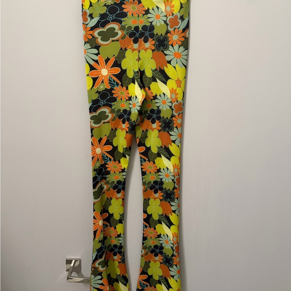 Nasty Gal - Floral High-Rise Flared Pants in Green-Orange - Picture 5 of 6